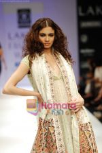Model walks the ramp for Rehane Show at Lakme Winter fashion week day 4 on 20th Sept 2010 (38).JPG